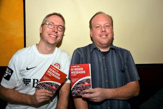 Autoren Gunnar Schmid (l.) Matthias Schlenger (r) stellen ihr Buch im Wiesbadener Roczek's vor