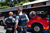 Mann mit Schreckschusswaffe am Dienstagnachmittag im Linienbus zwischen Bierstadt / Igstadt und Breckenheim. Die Polizei leitete eine Fahndung nach ihm ein.
