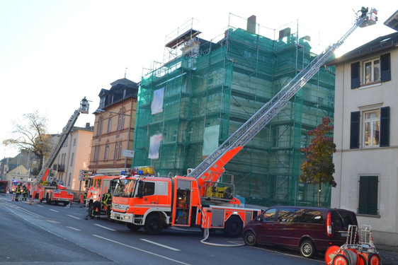 Dachstuhl eines Mehrfamilienhauses in der Wiesbadener Innenstadt in Flammen. Feuerwehr bekämpft den Brand. Zwei Personen wurden verletzt.
