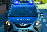 Am Montag ereignete sich in der Sedanstraße in Wiesbaden eine Verkehrsunfallflucht, bei der ein weißer VW Tiguan beschädigt wurde und ein Sachschaden von geschätzt 3.000 Euro entstand.