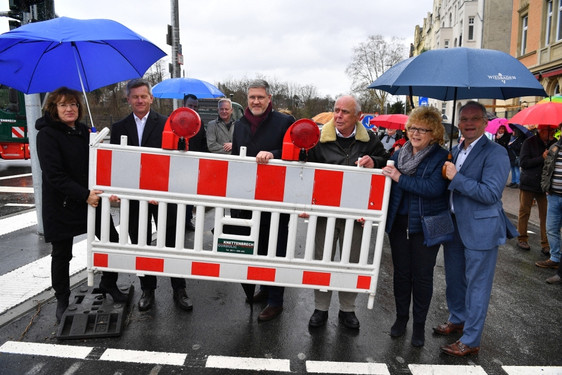 Die neue und leistungsfähige Kastler Straße in Biebrich nach der Grundsanierung bei der Freigabe am Freitag durch die Politprominenz.