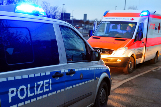 Auto kollidierte mit Fahrradfahrerin am Mittwoch in Wiesbaden. Frau stürzte und verletzte sich. Der Unfallverursacher flüchtete.