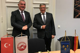 Der Wiesbadener Oberbügermeister hat den türkischen Botschafter Basar ?en im Rathaus empfangen.