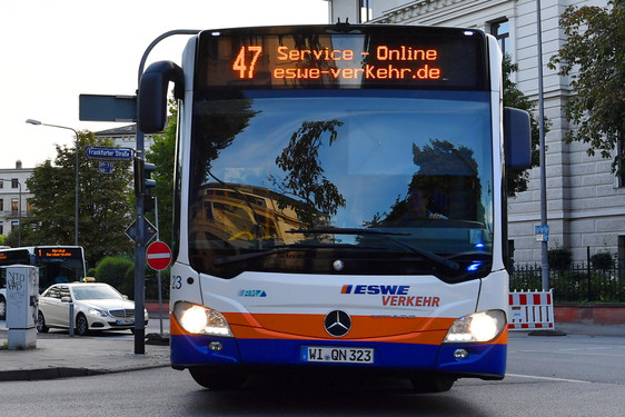 Straßensperrung und Busumleitungen wegen Bombenfund und Entschärfung am Mittwochabend in Wiesbaden-Biebrich.