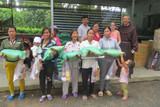 Die Spenden aus Deutschland überbringt Thu Nga Dinh aus Delkenheim in Vietnam persönlich