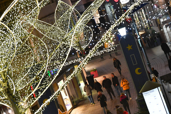 Weihnachtsstimmung für die Wiesbadener Innenstadt mit leuchtenden Lilien und Sternen sowie Tannenbäumen sollen weihnachtliche Stimmung beim Shoppen bringen.
