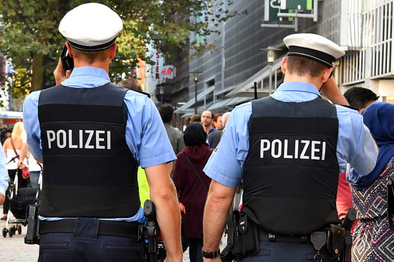 "Gemeinsam sicheres Wiesbaden". Kontrollen in der Wiesbadener Innenstadt. Polizisten finden Messer und Betäubungsmittel.