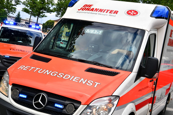 Alleinunfall: Pedelec-Fahrer stürzte am Dienstagnachmittag schwer in Wiesbaden-Rambach. Notarzt und Rettungssanitäter versorgten den Mann.