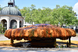 Kochbrunnen: Rötlich-gelber Sinter lagert sich regelmäßig am an der Quelle ab. Die Stadt Wiesbaden lässt ihn am 30. und 31. Mai entfernen. jeder darf sich ein Stück des Steines gratis mitnehmen.