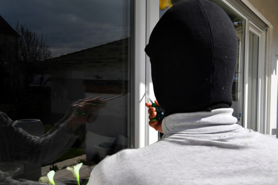 Einbrecher hebelten Balkonfenster einer Erdgeschosswohnung in einem Mehrfamilienhaus in Wiesbaden auf.