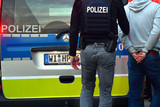 Nachdem ein Betrunkener am frühen Freitagmorgen eine Wiesbadener Gaststätte verlassen sollte, schlug dieser mit einem Stuhl um sich. Er wurde festgenommen.