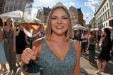 Die Rheingauer Weinwoche starte und lädt ab Freitag, 11. August, zum genießen und erleben von rund 1.000 edlen Tropen ein. Zehn Tage kann im Herzen von Wiesbaden das Weinfest besucht werden.