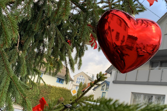 Herz am Weihnachtsbaum