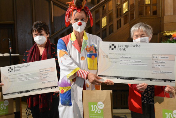 Die Clown-Doktoren freuen sich über Spende