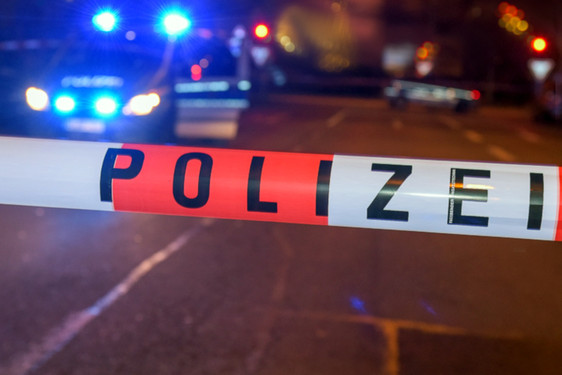 Messerstecherein in Mehrfamilienhaus in der Wiesbadener Bleichstraße am Donnerstagabend. Die Polizei und weitere Rettungskräfte im Einsatz.