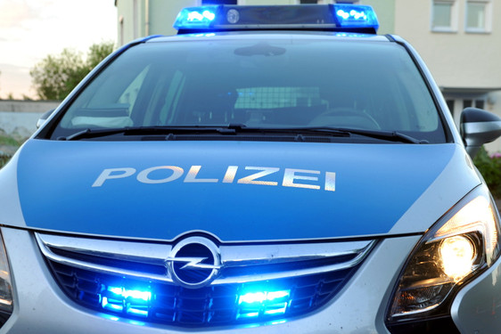 Unbekannter entwendet Auto und verursacht Unfall in Wiesbaden. Polizei sucht Hinweisgeber.