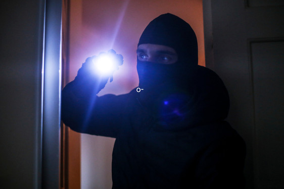 Am Wochenende sind Einbrecher in ein Büro in Wiesbaden eingestiegen und haben einen Safe gestohlen.