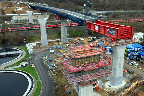 A66 Salzbachtalbrücke: Dritter Verschub des südlichen Bauwerks in Fahrtrichtung Frankfurt am Dienstag, 31. Januar, erfolgreich abgeschlossen.