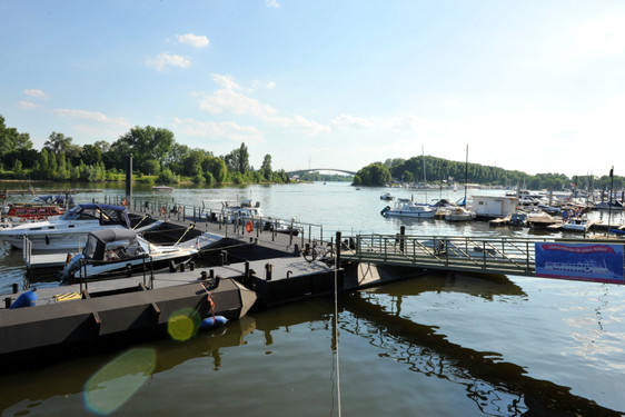 Im Hafen Wiesbaden-Schierstein steht die Sanierung eines Bootshauses an
