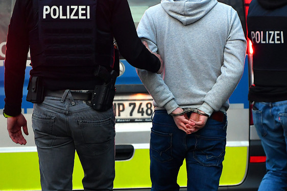 Mann nach Lebensmittel Diebstahl am Freitag in einem Supermarkt in Wiesbaden festgenommen.