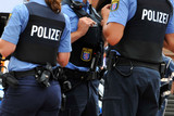 Für einen pöbelnden jungen Mann endete Montag im Polizeigewahrsam. Zuvor hatte er Passanten in Wiesbaden angegangen.