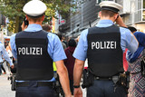 Eine Seniorin aus Wiesbaden setzte sich am Freitag erfolgreich zur Wehr, als ein Mann versuchte ihre Einkaufstasche zu stehelen.