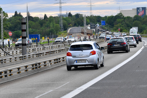 Der Bund investiert in den nächsten Jahren 180 Millionen Euro in das hessische Autobahnnetz investiert. In Wiesbaden betrifft die Maßnahme die Schiersteiner sowie die Salzbachtalbrücke.