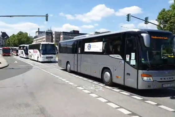 In Wiesbaden demonstrierte die hessische Busbranche für Hilfe in der Corona-Krise.