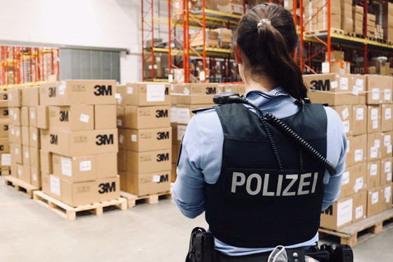 In Hessen werden Atemschutzmasken polizeilich bewacht.