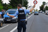 Polizei Wiesbaden führt Verkehrskontrolle in Dotzheim durch. Dabei werden mehrere Verstöße und Straftaten entdeckt.