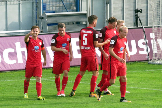 SV Wehen Wiesbaden mit dem ersten Flutlichtspiel der Saison gegen Aufsteiger SpVgg Unterhaching