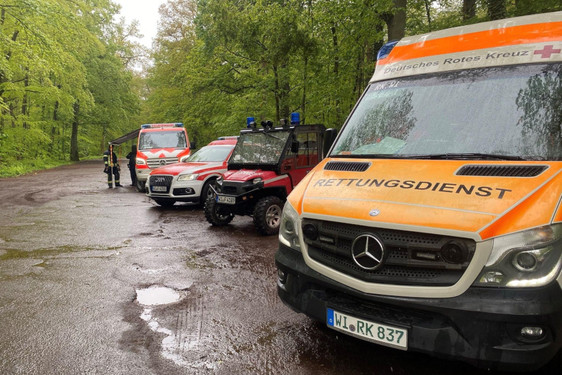 Seit Samstagnacht wird die 82-jährige D. Dressler aus Wiesbaden vermisst. Feuerwehr, Polizei und der Rettungsdienst suchen in dem Waldstücke im Bereich der Idtsteiner Straße und Tränkwegs nach der Seniorin.