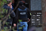Einsatz gegen Sexualverbrechen an Kindern. in Wiesbaden wurden sieben Wohnungen von den Polizisten:innen durchsucht und zahlreiches Beweismaterial sichergestellt.
