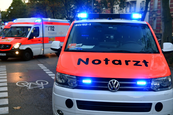 Zwei Fahrradfahrer kollidierten am Freitagabend in Wiesbaden schwer miteinander. Der beteiligte Senior, der kein Helm trug, wurde dabei  lebensgefährlich verletzt. Rettungskräfte versorgen die beiden Männer.