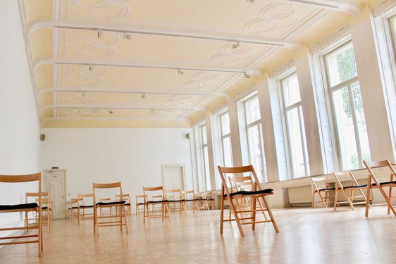 Im Kunstverein Bellevue Saal stehen die Stühle jetzt mit Abstand
