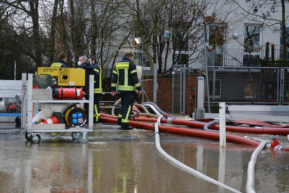 Dauer- und Starkregen führten am, Mittwoch zu Überflutungen in den Wiesbadener Stadtteilen Breckenheim und Schierstein. Feuerwehren waren im Einsatz.