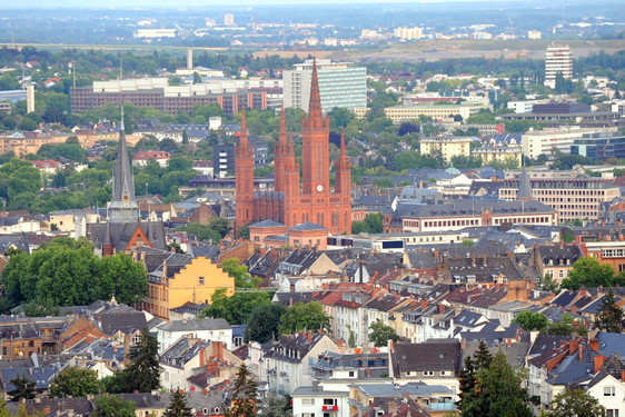Der Wandel der Wiesbadener Innenstadt ist in mehreren Entwicklungen erkennbar.