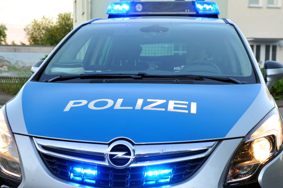 Falsche Polizeibeamte erbeuten Bargeld von Seniorin aus Wiesbaden.