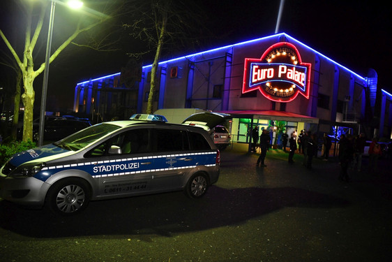 Mit zahlreichen Einsatzkräften stürmte die Polizei in der Nacht zum Samstag die Diskothek Europalace in Mainz-Kastel.