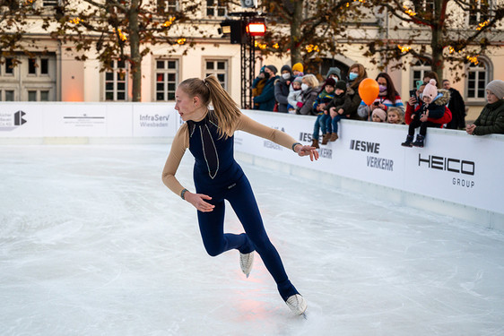 Eiskunstlauf-Weltmeisterin Marika Kilius ist Schirmherrin der Veranstaltung LUISENPLATZ ON ICE. Hier haben Kinder und Jugendliche bis ins kommende Jahr die Gelegenheit, ihre Schlttschuhe auszupacken.