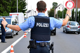 Die Polizei Wiesbaden führte von Freitagabend bis zum frühen Samstagmorgen zahlreiche Verkehrskontrollen im Stadtgebiet durch. Dabei wurden mehrere Verstöße festgestellt.