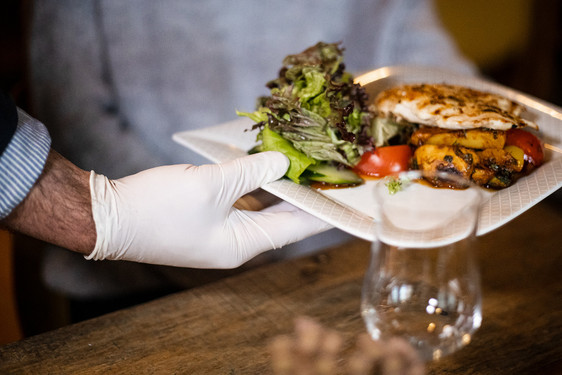 Servieren in Corona-Zeiten: Ohne Hygiene- und Abstandsregeln geht nichts in der Gastronomie. Daher sollten Gäste beim Restaurantbesuch Geduld mitbringen, meint die Gewerkschaft NGG.