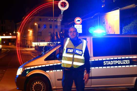 Verkehrskontrollen zur Thematik "Raser/Poser" in der Nacht von Freitag auf Samstag in Wiesbaden. Mehrere Autofahrer gestoppt und überprüft.