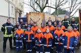 Jugendfeuerwehren und die ELW sammeln die ausgedienten Bäume im Januar ein