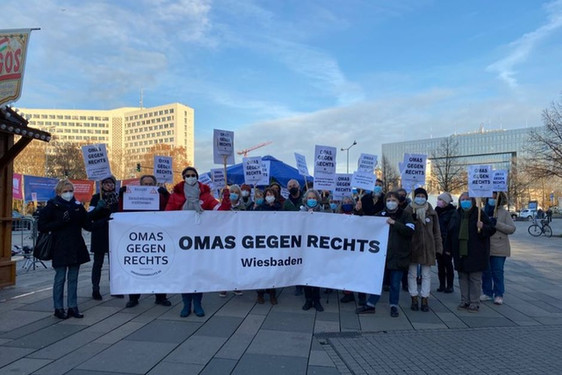 Omas gegen Rechts demonstrieren vor dem Hauptbahnhof Wiesbaden