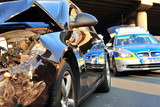 Alkoholisierter BMW-Fahrer verursachte am Donnerstagabend in Wiesbaden-Biebrichen einen Unfall. Polizei im Einsatz.