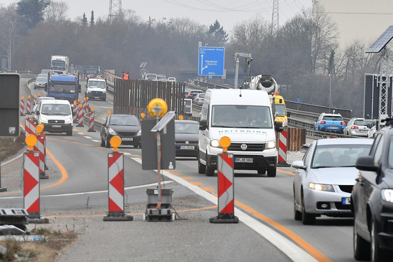 Verkehrsbehinderungen in Wiesbaden durch die aktuelle Situation auf der A 66 im Bereich Salzbachtalbrücke.