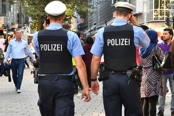 Gemeinsam sicheres Wiesbaden" Polizei findet bei Kontrollen in der Wiesbadener Innenstadt Betäubungsmittel bei drei Personen und stellt weiterer Vergehen fest