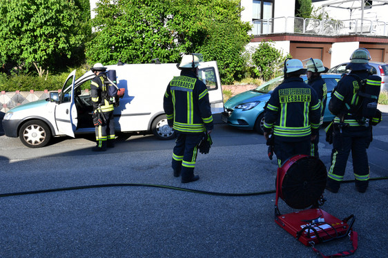 Große Hitze führte vermutlich zur zweiten Gasverpuffung bei einem Opel Kombo in Wiebaden-Breckenheim innerhalb von knapp vier Wochen. Die Feuerwehr ist im Einsatz.