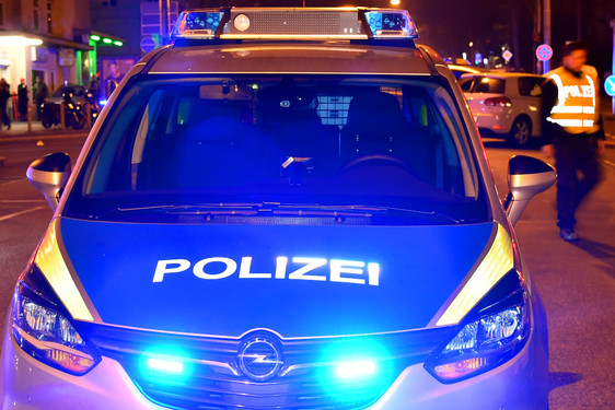 In der Wiesbadener Innenstadt kam es in der Nacht zum Samstag zwischen einem 28-Jähriger und zwei Männern zu einem Streit. Er schlug zu und drohte dann noch mit einem Messer. Zwei Mitarbeiter der kommunalen Verkehrspolizei bemerkten dies und beendeten den Spuk, woraufhin die Opfer kurioserweise flüchteten.